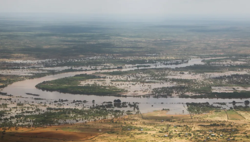 Letecký pohled ukazuje krajinu zaplavenou po silných deštích, které způsobily vylití řeky Juba