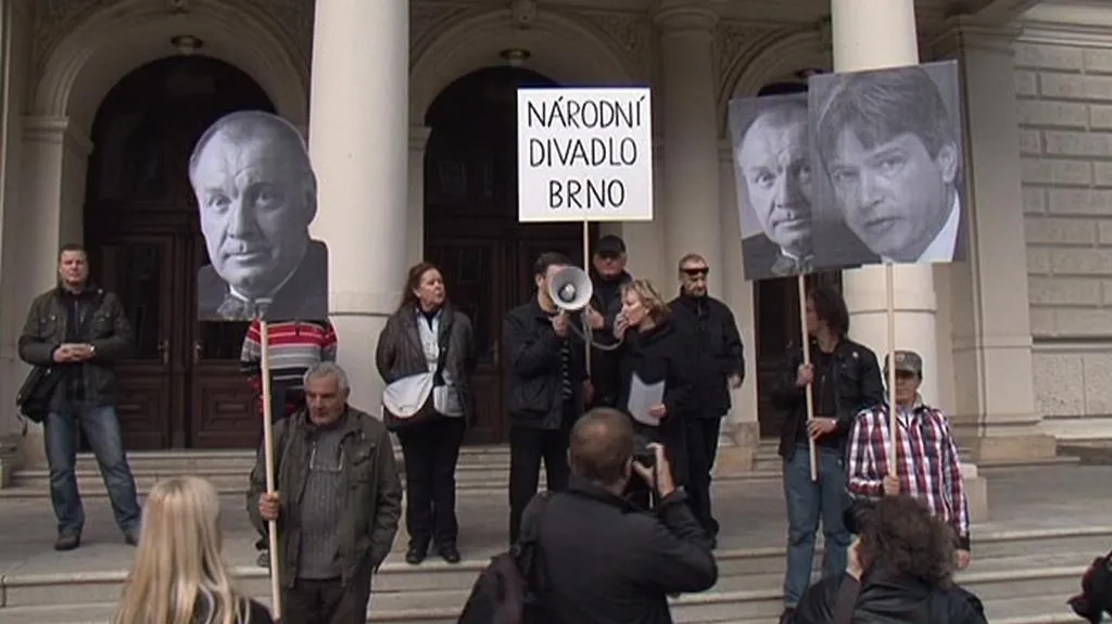 Protest před Národním divadlem Brno