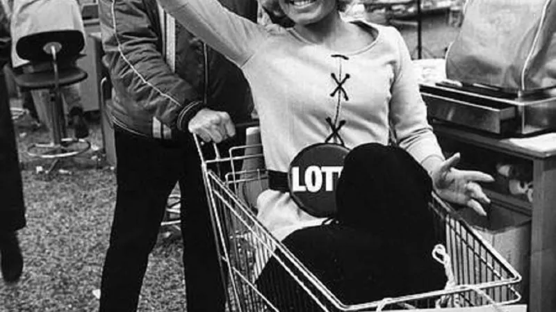 Lotto dívka propaguje populární loterii v 70. letech