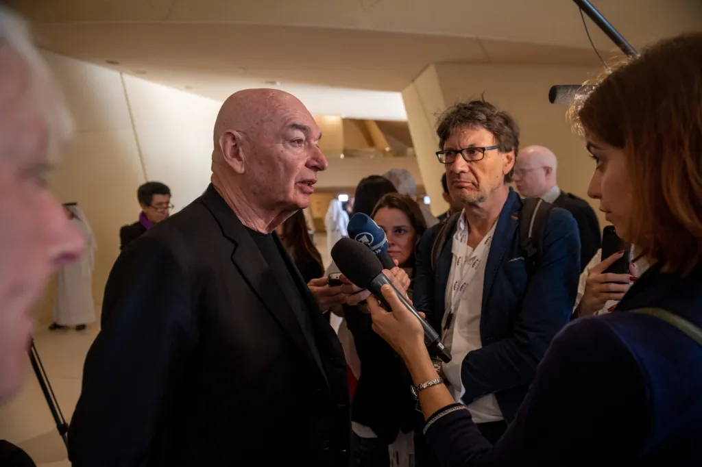 Architekt Jean Nouvel si popularitu získává neotřelými návrhy i realizacemi takových budov, jako jsou například Arabský institut a Quai Museum v Paříži, Torre Agbar v Barceloně, Galérie Lafayette v Berlíně nebo rozšíření madridského muzea Reina Sofia. Pro město Dauhá navrhl Jean Nouvel také 44patrovou budovu Burj Qatar.