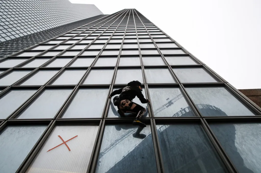 Alain Robert pokořil budovu Total v pařížské čtvrti La Défense