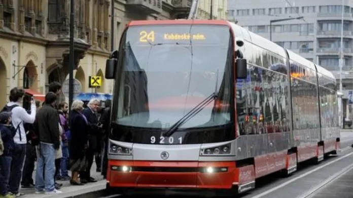 Premiérová jízda tramvaje 15T s cestujícími v Praze