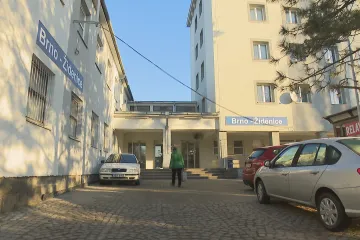 U vlakového nádraží v Brně-Židenicích roste nové parkoviště. Problémy s parkováním řeší i jinde