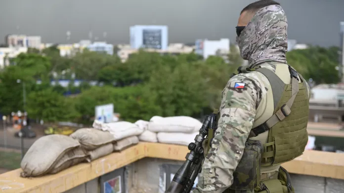 Český voják střeží velitelství mise EUTM v Bamaku