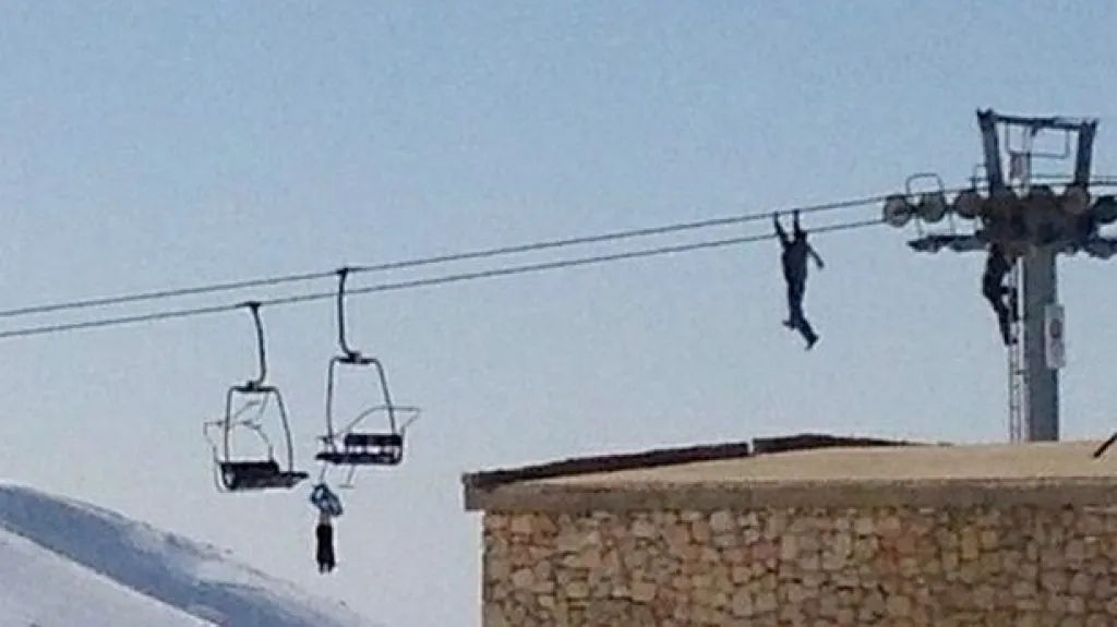 Chlapec visel na lanovce za rukáv bundy