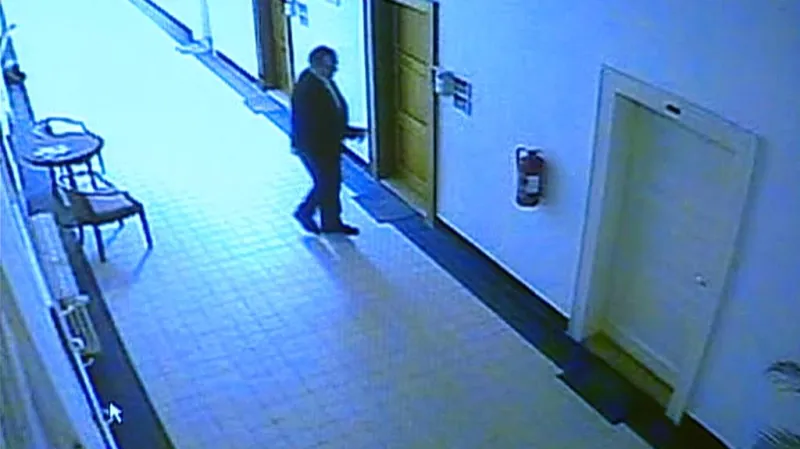 Záznam bezpečnostních kamer před kanceláří Libora Grygárka