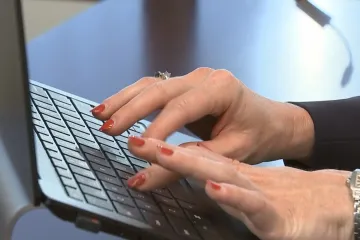 Každý pátý zaměstnanec je dle studie psychicky závislý na práci. Workoholismus předčí i alkoholismus