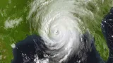 Satelitní snímek hurikánu Katrina z Národní oceánské a atmosferické administrativy USA (NOAA) pořízený 29. srpna 2005 ve 14.15 GMT ukazuje centrum bouře v mexickém zálivu. Nejméně milion lidí opustilo své domovy před hurikánem, který nad pobřežím dosahoval síly větru 248 km/h.