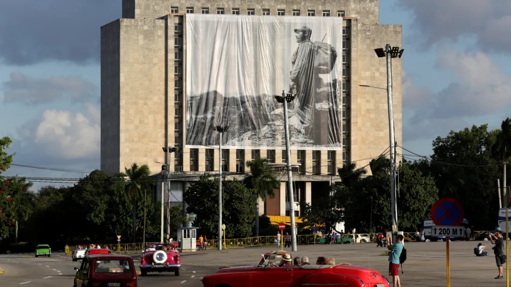 Po smrti Fidela Castra vyhlásily kubánské úřady devět dní smutku a na budovu Národní knihovny v Havaně vyvěsily monumentální fotografie bývalého prezidenta jako mladého revolucionáře