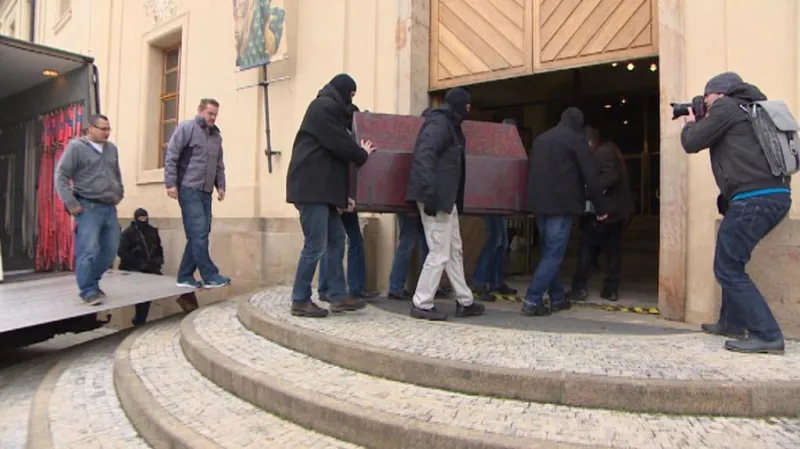 Příjezd relikviáře do Jízdárny Pražského hradu