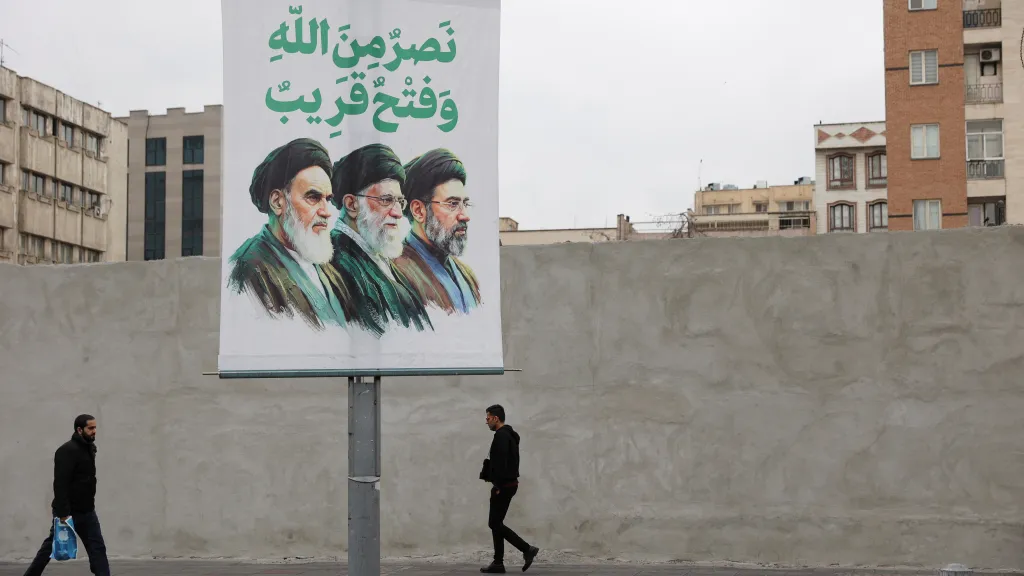 Ilustrační foto – ajatolláhové Rúholláh Chomejní, Alí Chameneí a Modžtaba Chameneí na plakátu v Teheránu