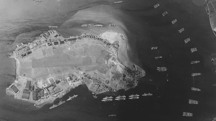 Letecká fotografie východní zátoky pořízená rok před japonským útokem na základnu Námořnictva Spojených států amerických na ostrově Ford v květnu 1940. Na snímku lze rozpoznat deset bitevních lodí, sedmnáct křižníků, dva lehké, a přes třicet torpédoborců.