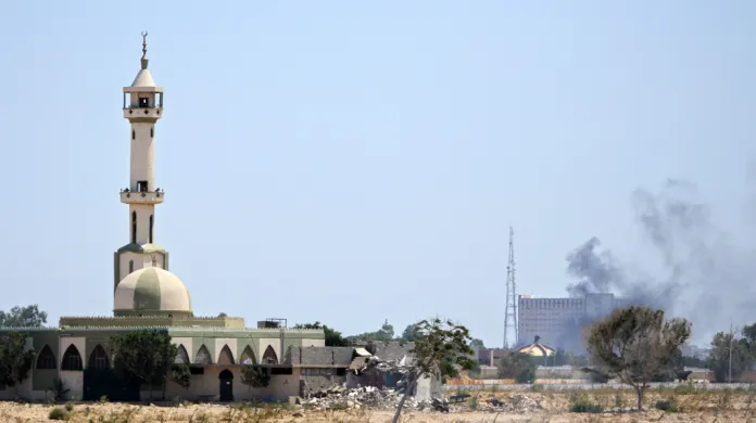 Z Kaddáfího komplexu v Tripolisu stoupá dým