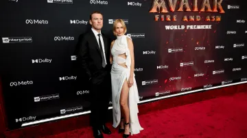 Sam Worthington se svou ženou Larou na světové premiéře filmu Avatar: Oheň a popel v Los Angeles