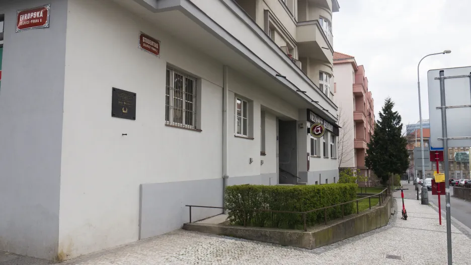 Místo zatčení Josefa Balabána a pamětní deska na křížení ulic Studentská a Evropská