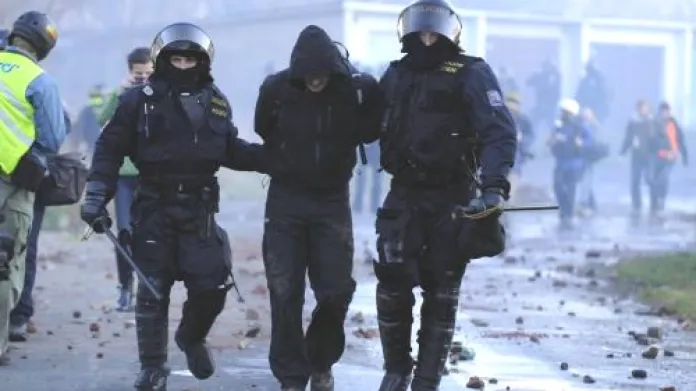 Policisté odvádějí 17. listopadu v Litvínově jednoho z příznivců krajně pravicové Dělnické strany.