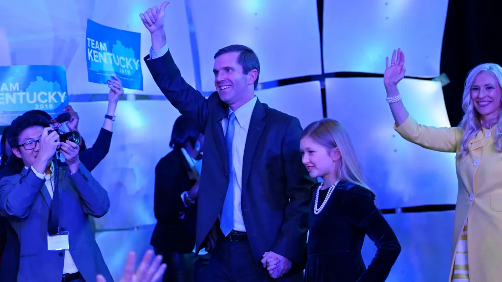 Beshear ve svém volebním štábu