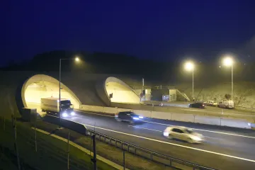 Čerstvě otevřený úsek D8 brázdí auta. Završila 32 let stavby