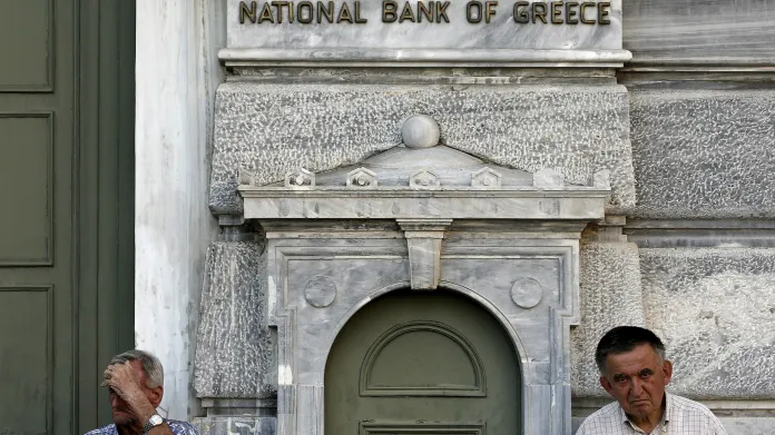 Řekové bezmocně čekají před zavřenými bankami