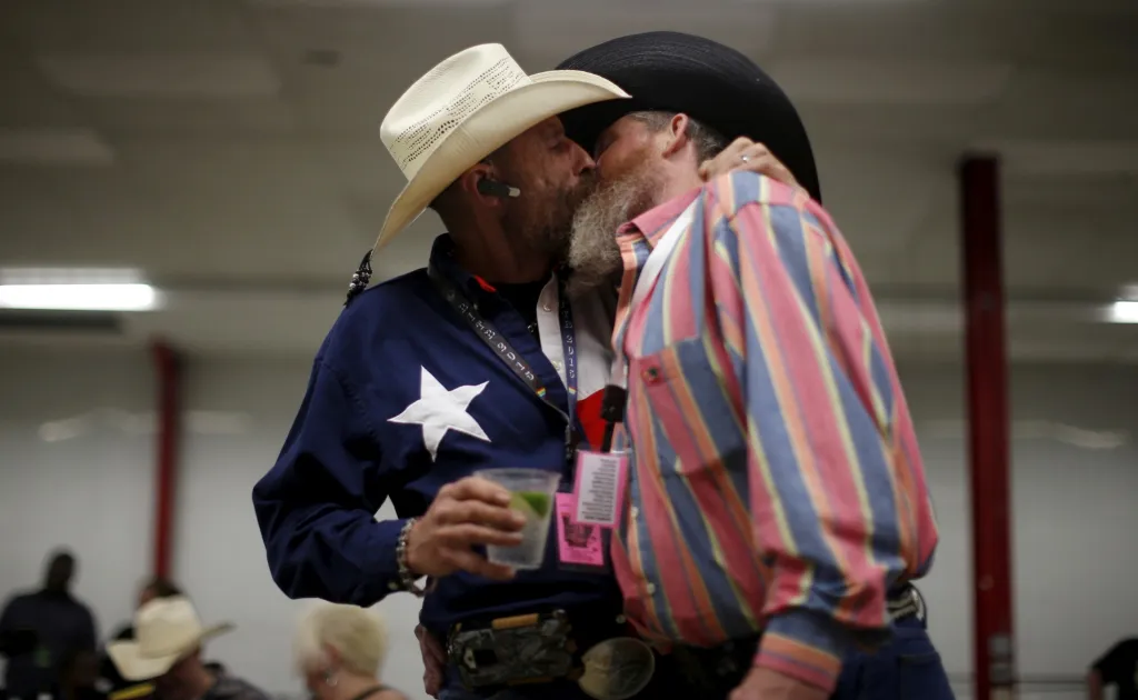 V některých částech světa došlo k uvolnění situace ohledně partnerství stejného pohlaví. Takovými státy jsou i americký Texas a Arkansas. Satterly z Michiganu líbá svého manžela Richarda Branda na akci Rodeo International Gay během rockové party ve městě Little Rock. Fotografie z 24. dubna 2015