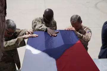 Sebevražedný atentátník, který zabil tři české vojáky, nebyl sám, potvrdilo armádní vyšetřování