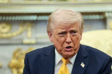 Zbabělci, opřel se Trump do spojenců v NATO kvůli průlivu