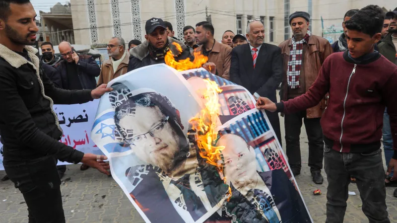 Palestinci v Gaze pálí plakát s Ben Gvirem