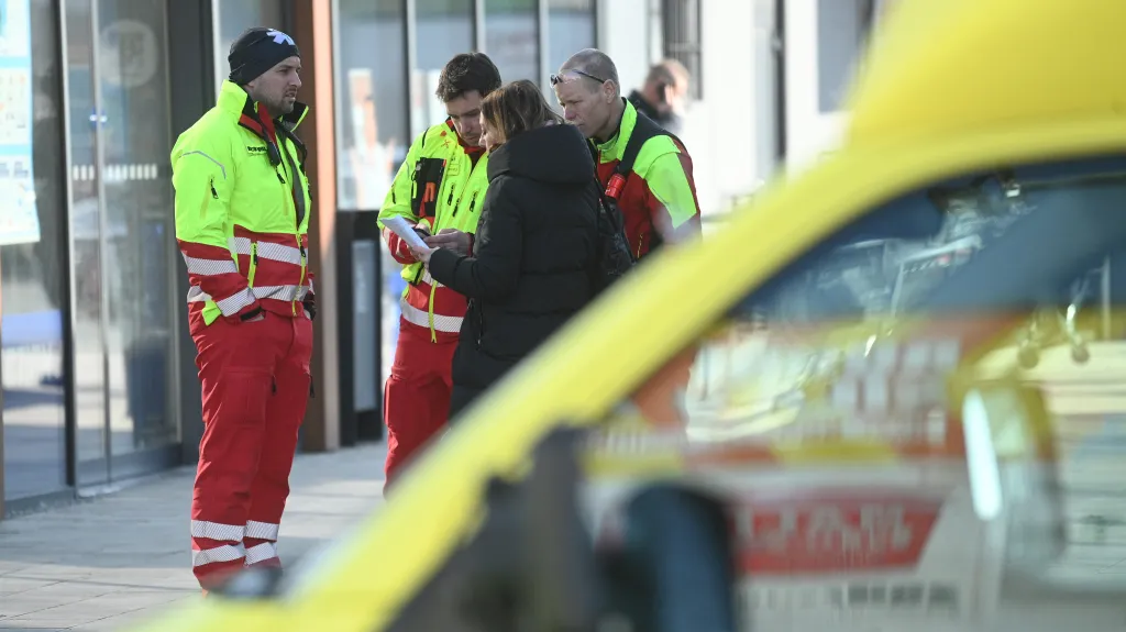 Policejní zásah v obchodní zóně, kde po útoku nožem zemřely dvě ženy