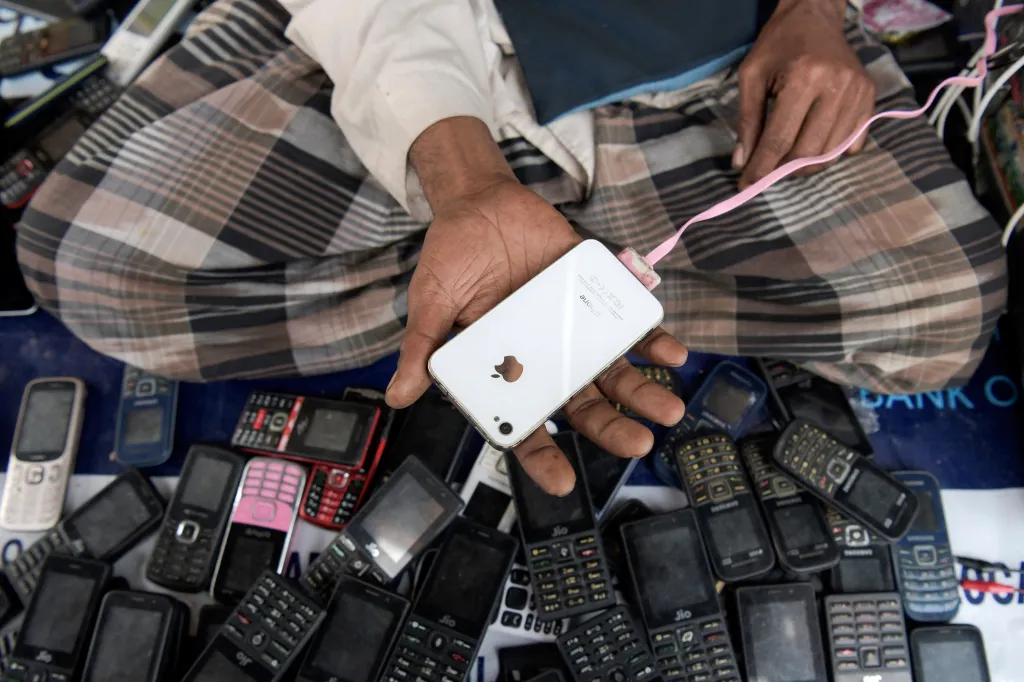 Tisíce indických vesničanů se každoročně zúčastňuje zimního veletrhu elektronického odpadu