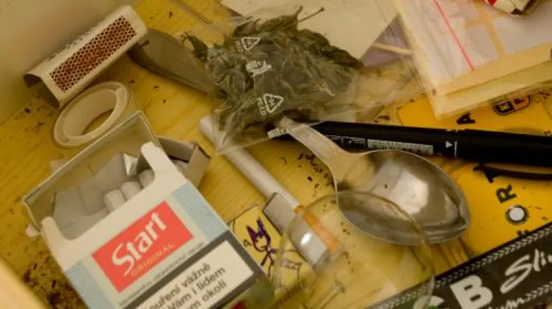 Drogy nalezené na studentském internátu