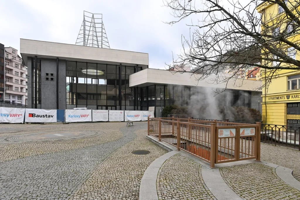 Vřídelní kolonáda je jednou z pěti hlavních kolonád v Karlových Varech