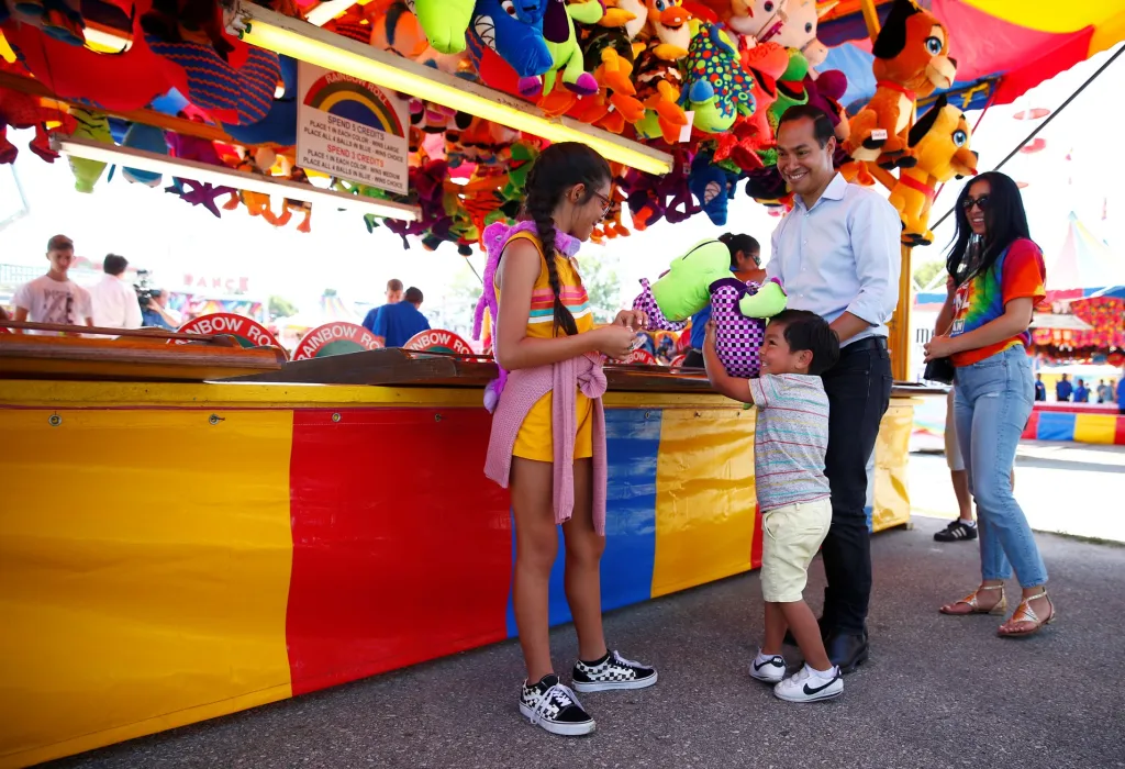 Demokrat Julian Castro se baví se svojí rodinou před zahajovacím proslovem v Des Moines