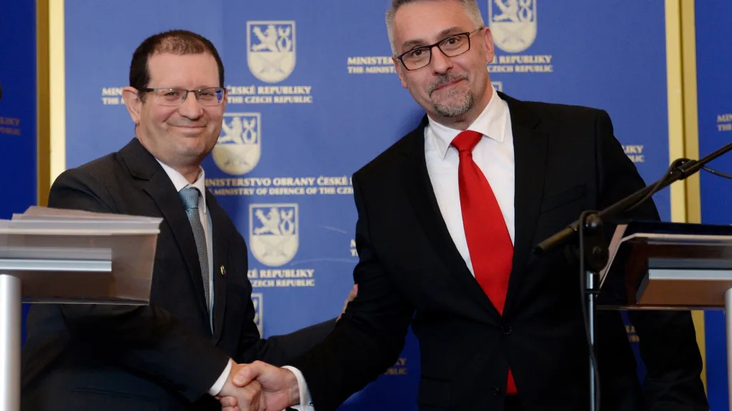 Lubomír Metnar a zástupce izraelského ministra obrany Yair Kulas při podpisu smlouvy na radary v prosinci 2019