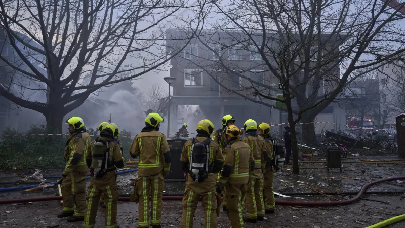 Hasiči pracují na místě výbuchu v bytovém domě v Haagu