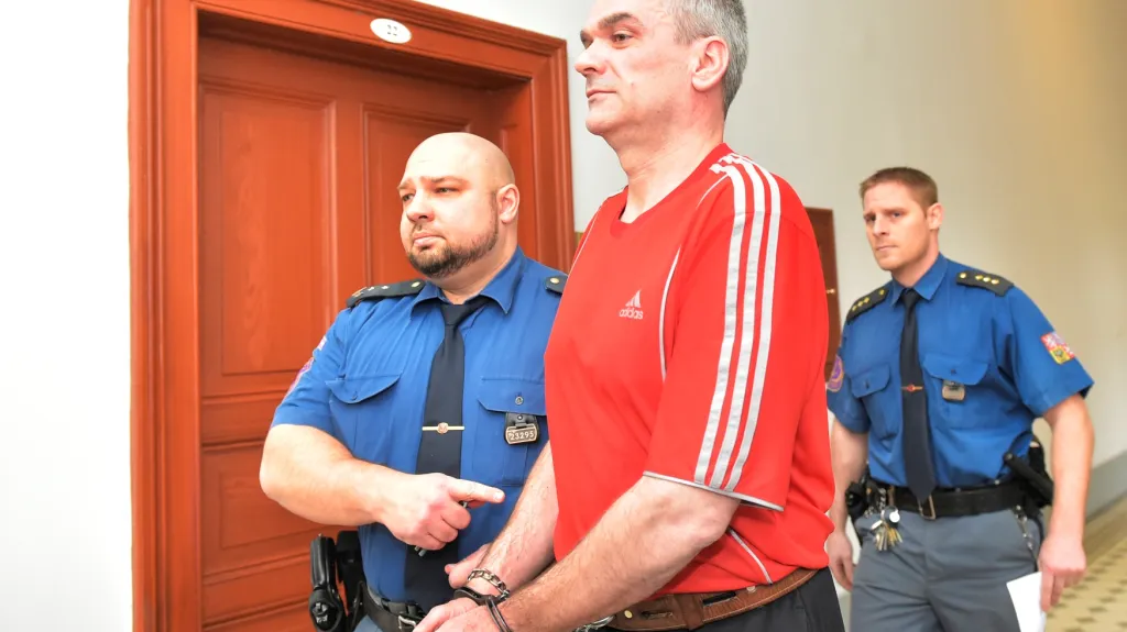 Jaromír Šmídek v doprovodu eskorty