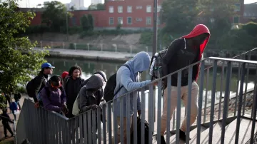 Vyklízení největšího provizorního tábora v Paříži