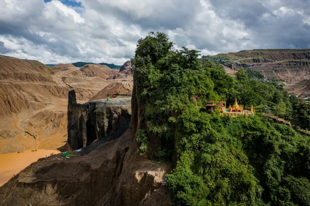 Druhá cena v sekci Životní prostředí: Hkun Lat se snímkem Temple and Half-Mountain (Chrám a poloviční hora)