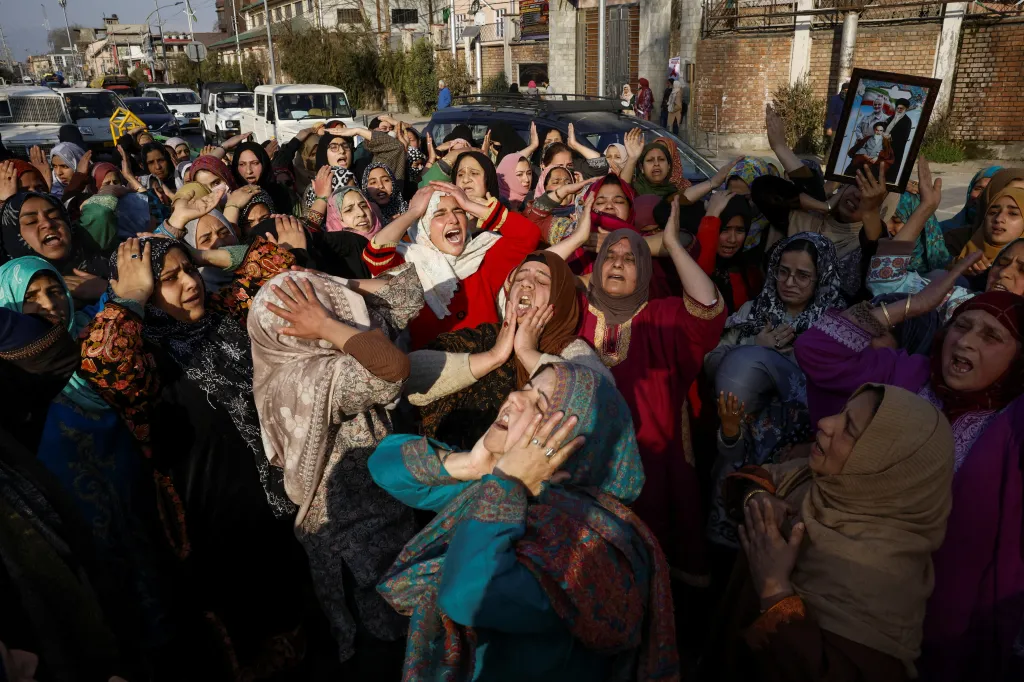 Šíitské muslimky truchlí za smrt íránského vůdce Chameneího, Srinagar, Kašmír, 1. 3. 2026