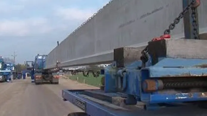 Kamiony vezou nosníky na stavbu mostu přes Svitavu.