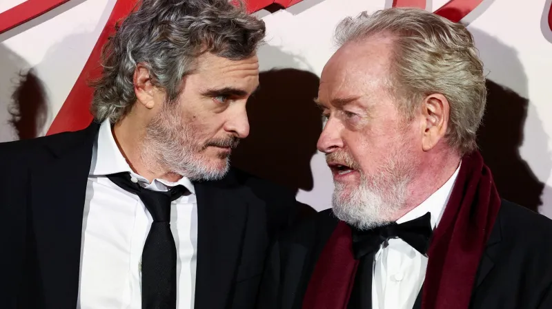 Režisér Ridley Scott (vpravo) s představitelem Napoleona Joaquinem Phoenixem