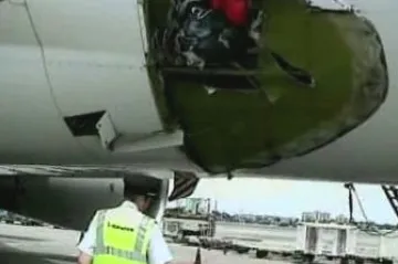 Podle leteckého experta trhlinu v letadle pravděpodobně nezpůsobila kyslíková lahev