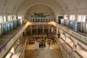 Historické lázně v Plzni dál chátrají, využívají je jen hráči paintballu