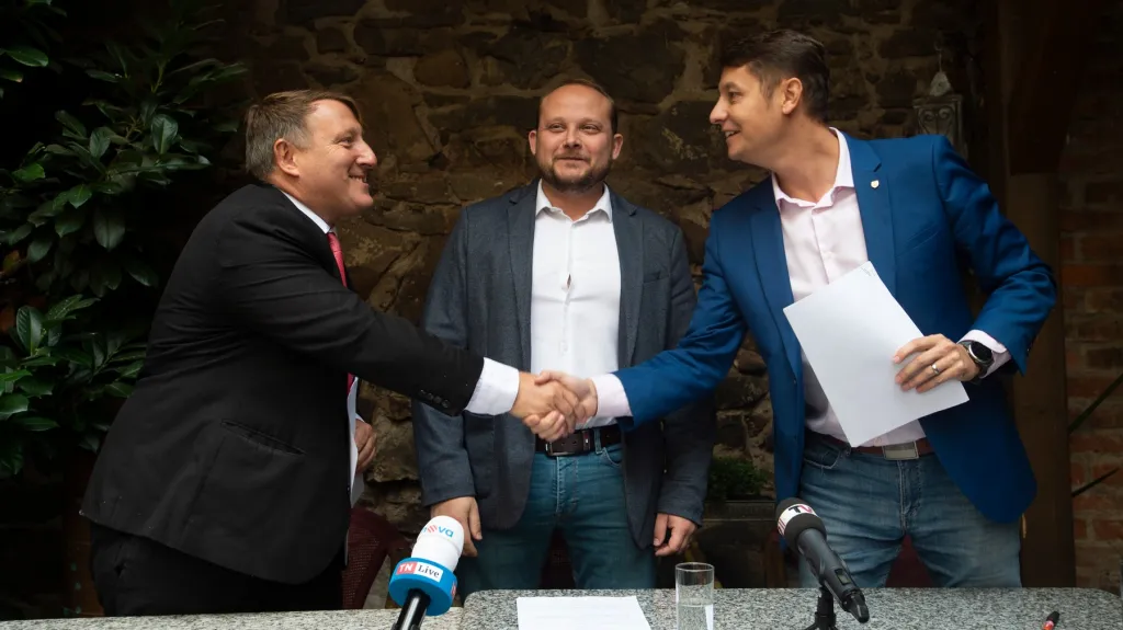 Podpis koaliční smlouvy v Pardubicích: René Živný (Společně pro Pardubice), Jan Nadrchal (ANO) a Jakub Rychtecký (Žijeme Pardubice)