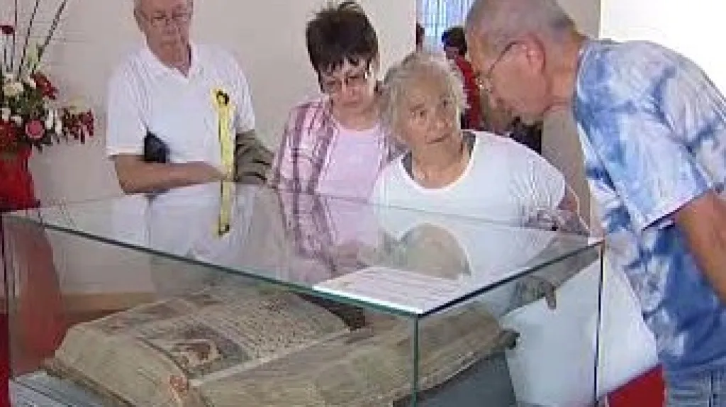 Návštěvníci obdivují Žlutický kancionál