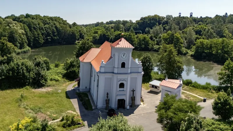 Skončila obnova šikmého kostela v Karviné. Září původními barvami