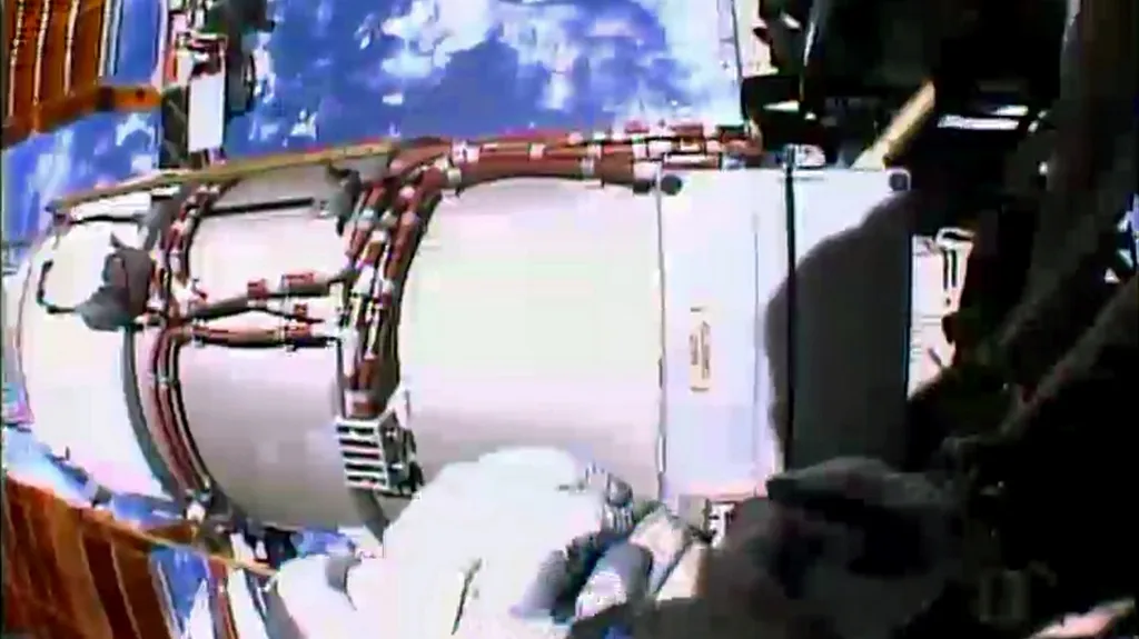 Snímek z oprav vnějšího regulátoru napětí na ISS