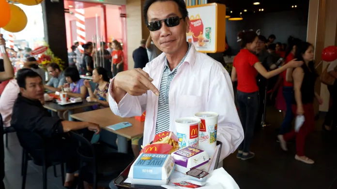 Obyvatel Ho Či Minova Města se svým prvním jídlem u McDonald's