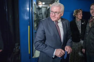 Německý prezident Steinmeier v Kyjevě oznámil další dodávky zbraní, zažil i letecký poplach