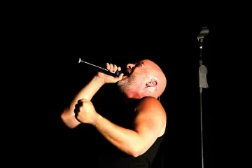 Recenze: Disturbed v záplavě světel nacvičovali pekelné tance. Byť v Satana nevěří