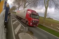 Český kamion ujel ve Francii stovky metrů v protisměru. Firma se omluvila